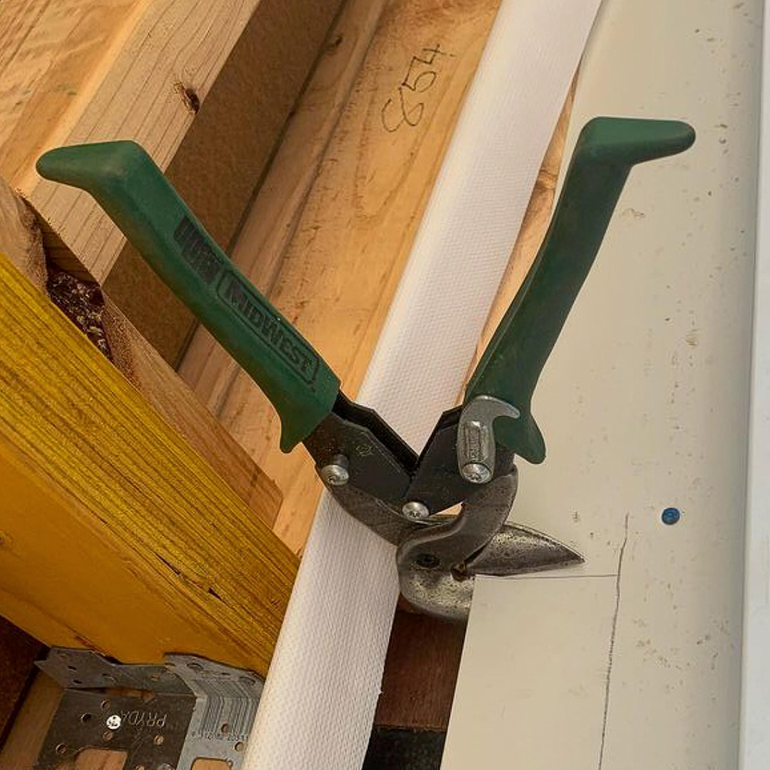 Midwest Snips safety-latch keeps blades secure when stored.