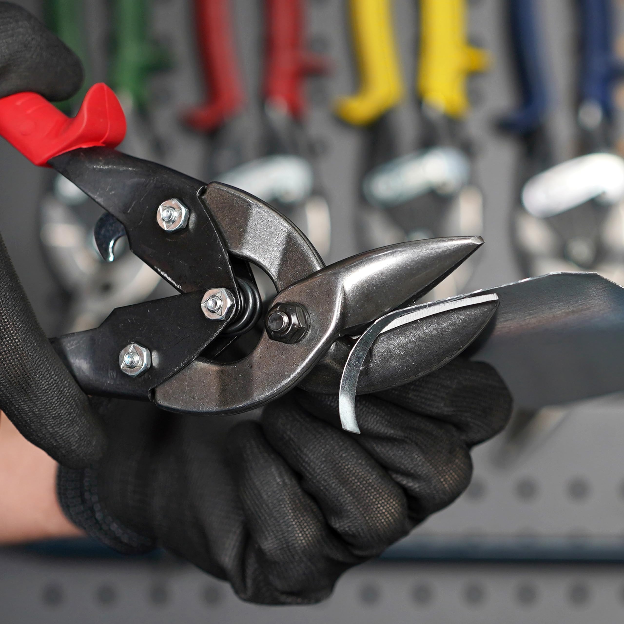 Midwest Snips pinch-thru-point close-up for notch-cut capability.