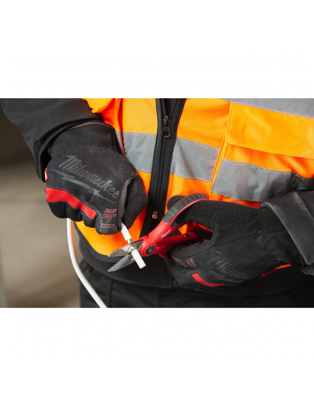 Milwaukee scissors featuring cable cutting groove for clean, precise cuts