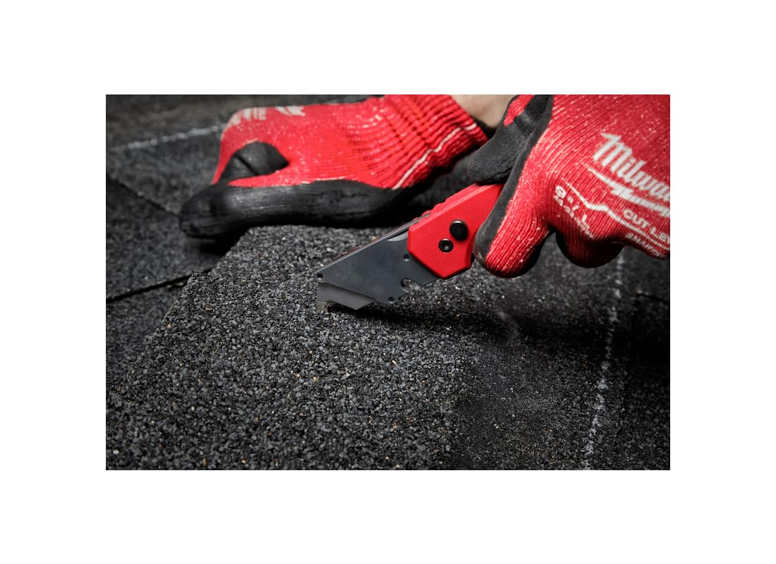 Milwaukee Fastback belt clip keeps hands free during work