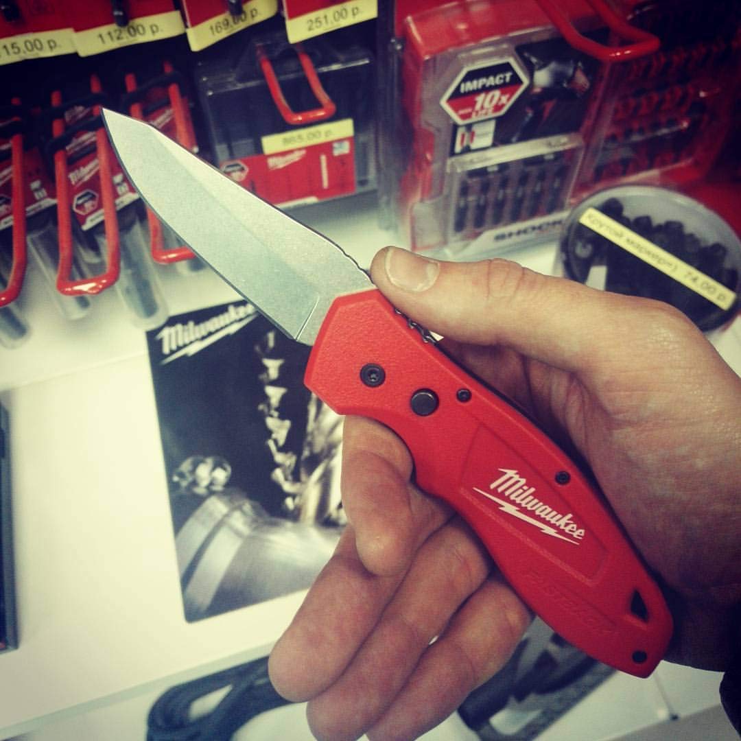 Milwaukee FastBack knife clip showing secure pocket carry without fabric snag