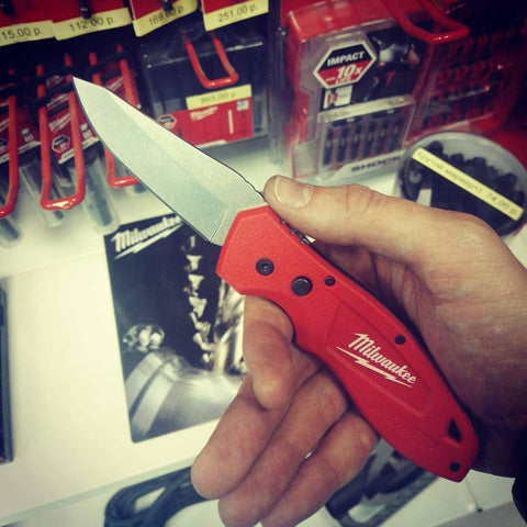 Milwaukee FastBack knife clip showing secure pocket carry without fabric snag