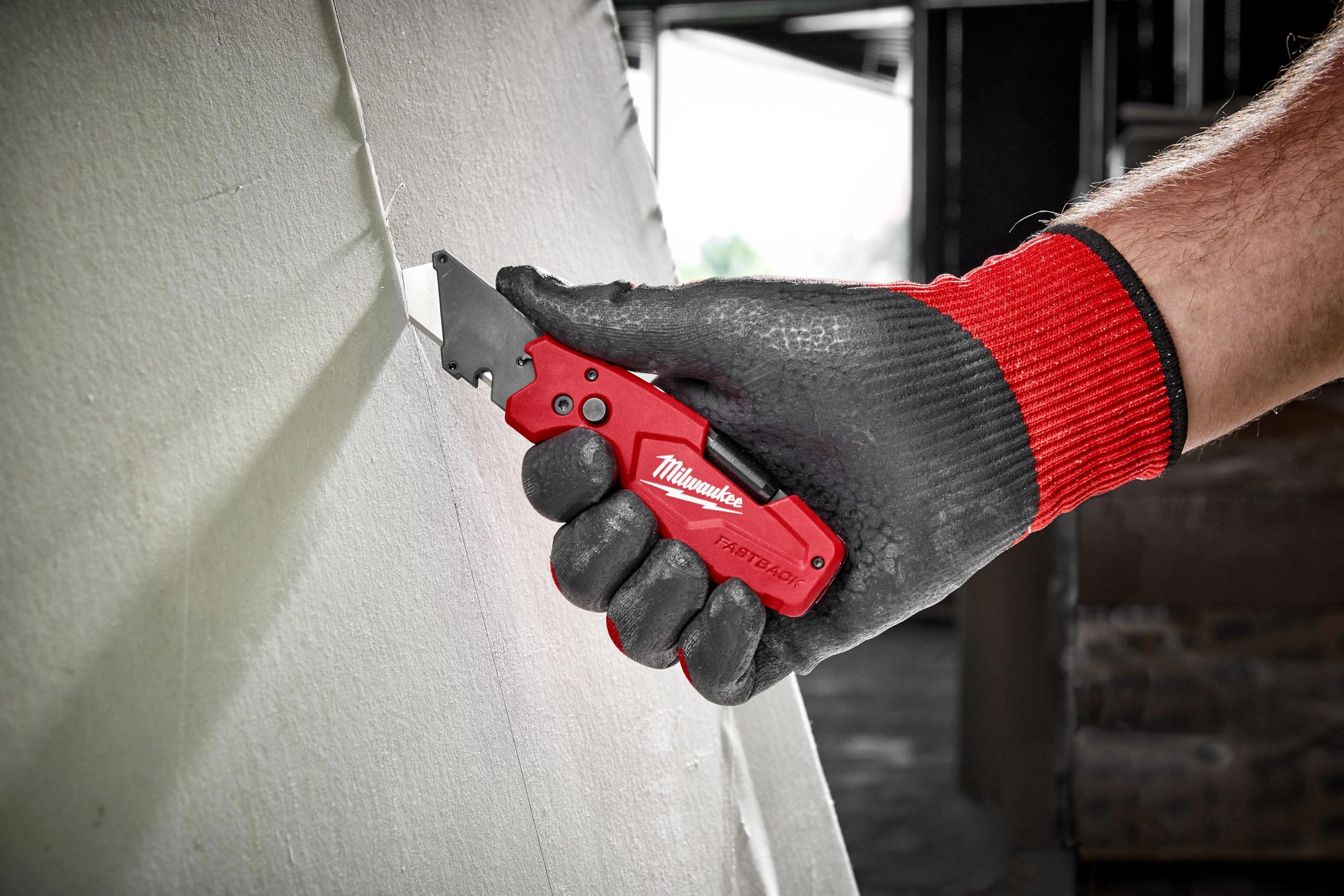 Milwaukee FASTBACK 6-in-1 ergonomic grip enhances comfort.