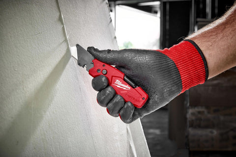 Milwaukee FASTBACK 6-in-1 ergonomic grip enhances comfort.