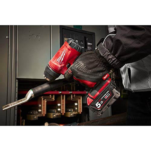 Milwaukee M18 BHG0 in cordless operation for flexible heating tasks.