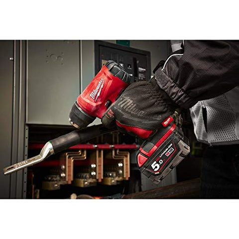 Milwaukee M18 BHG0 in cordless operation for flexible heating tasks.