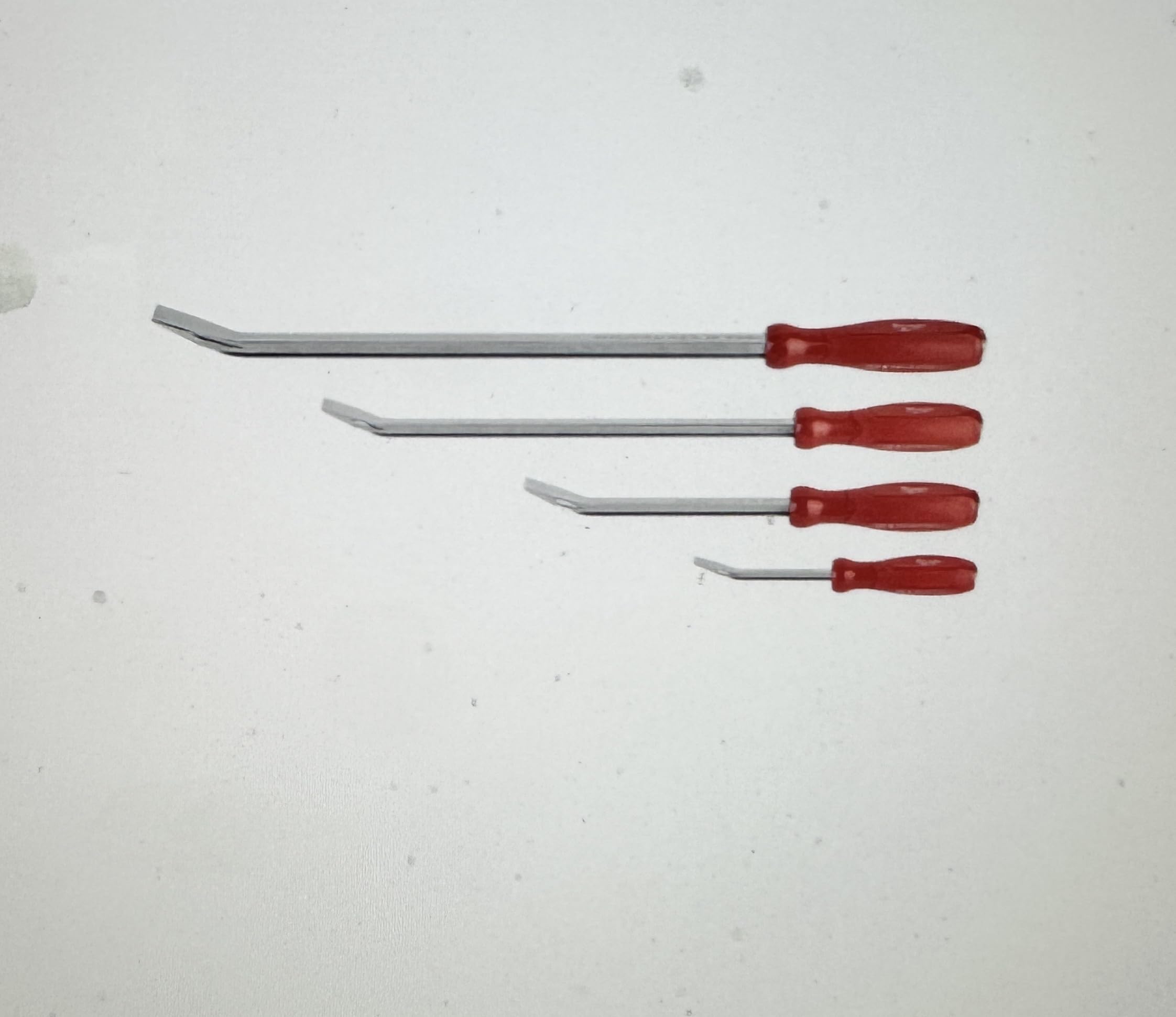 Milwaukee four-piece pry bar set with I-beam core and tri-lobe handles for up to 40% more prying strength.