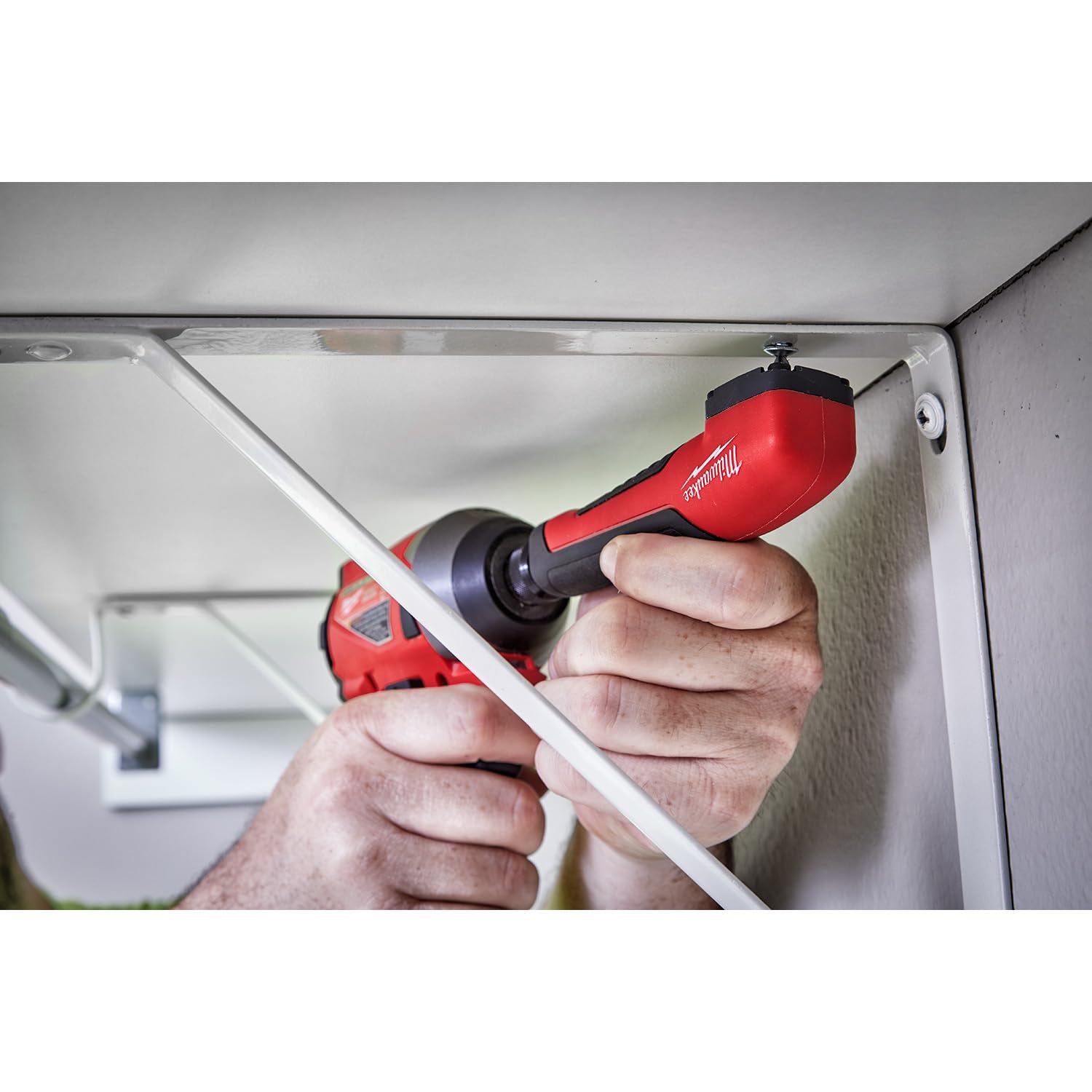 Milwaukee Shockwave ergonomic rubber overmold offers comfortable grip.