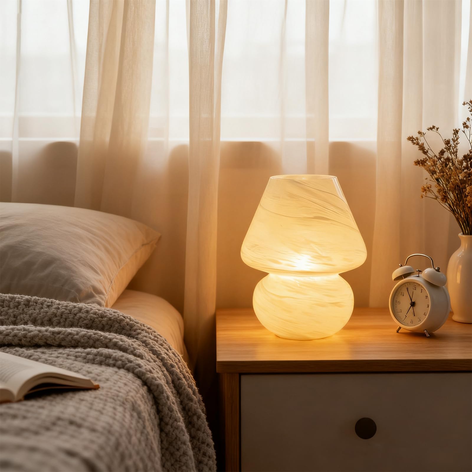 MJ PREMIER Battery-powered lamp offers versatile lighting without outlets