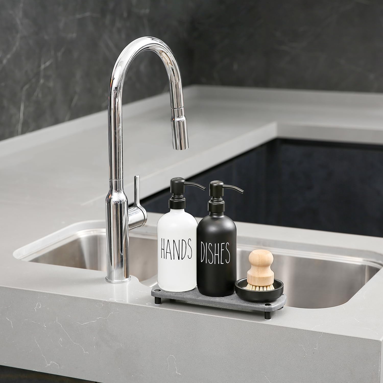 MOMEEMO stone drying tray catches drips and dries quickly.