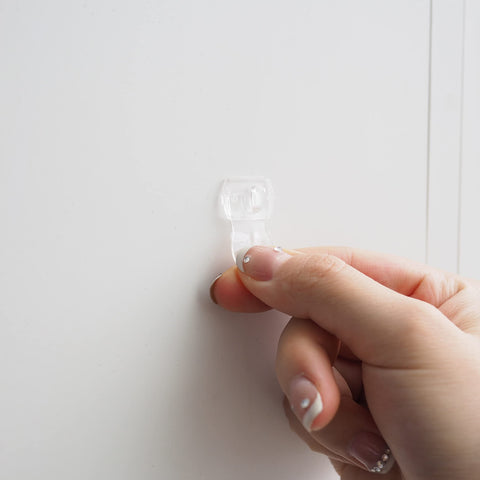 Movelyst indoor decoration setup with clear clips highlights discreet, versatile mounting for parties.