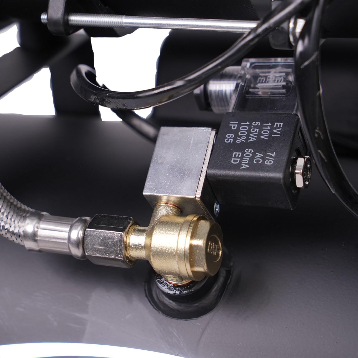 Oil-free 110V motor illustration emphasizing clean operation with no oil changes.