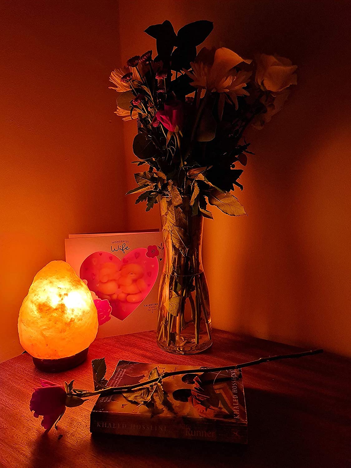 Needs&Gifts meditation-friendly lamp supports calm spaces with pink glow.