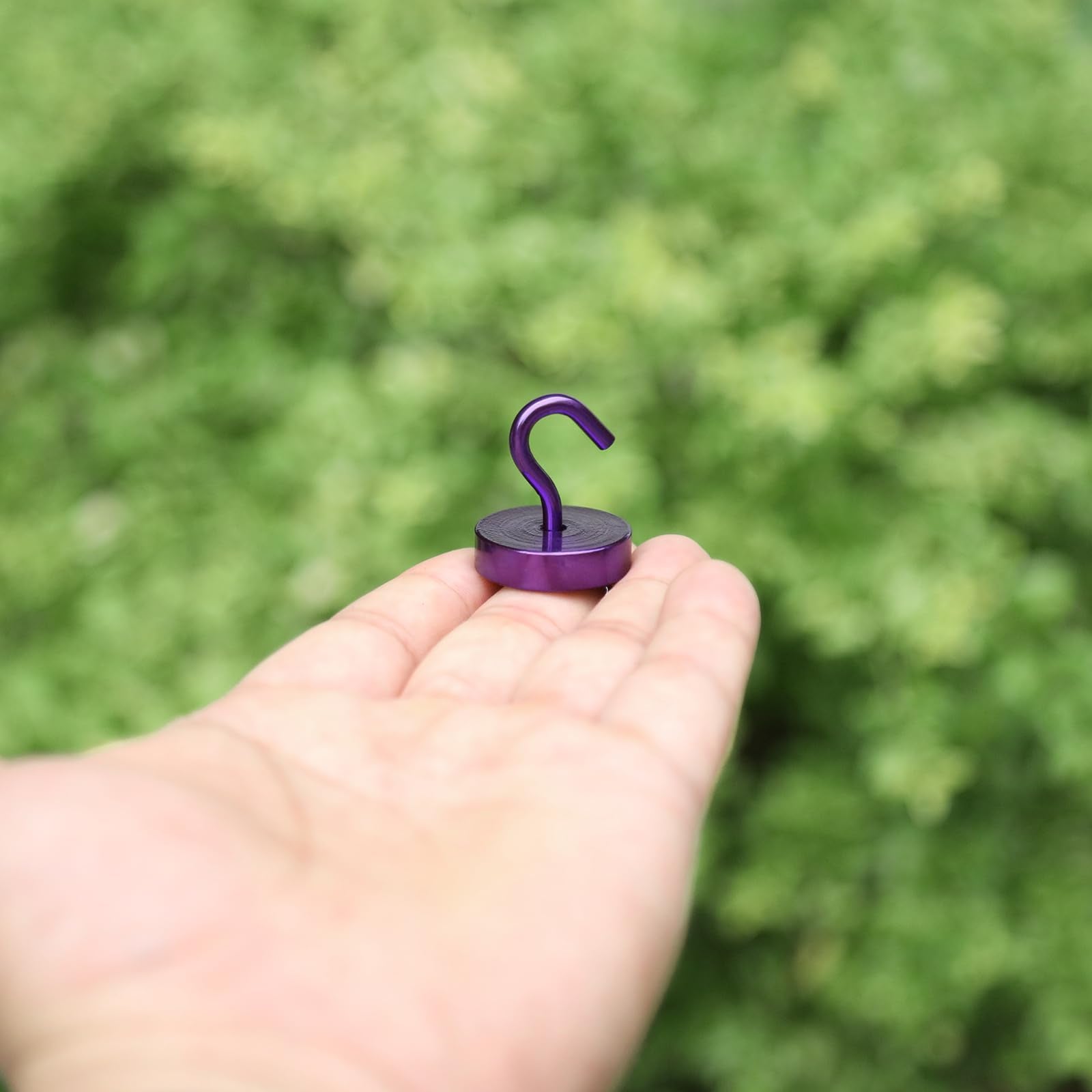 Neosmuk magnetic hook ideal for cruise decorations and lightweight hangings.
