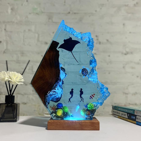 Nice Hera resin ocean scene lamp blends durability with underwater visuals.