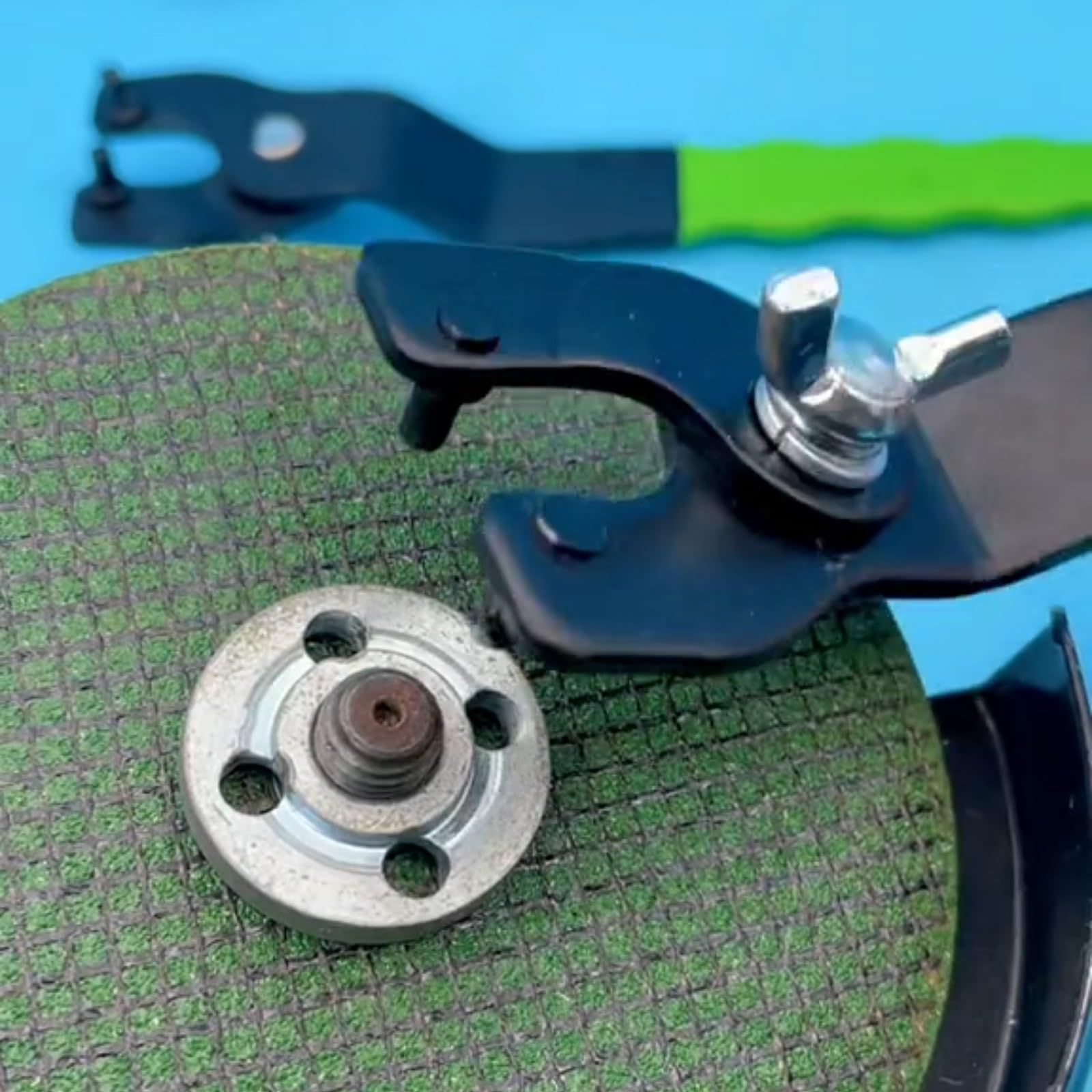 Nophike steel construction offers durable grinding sessions.