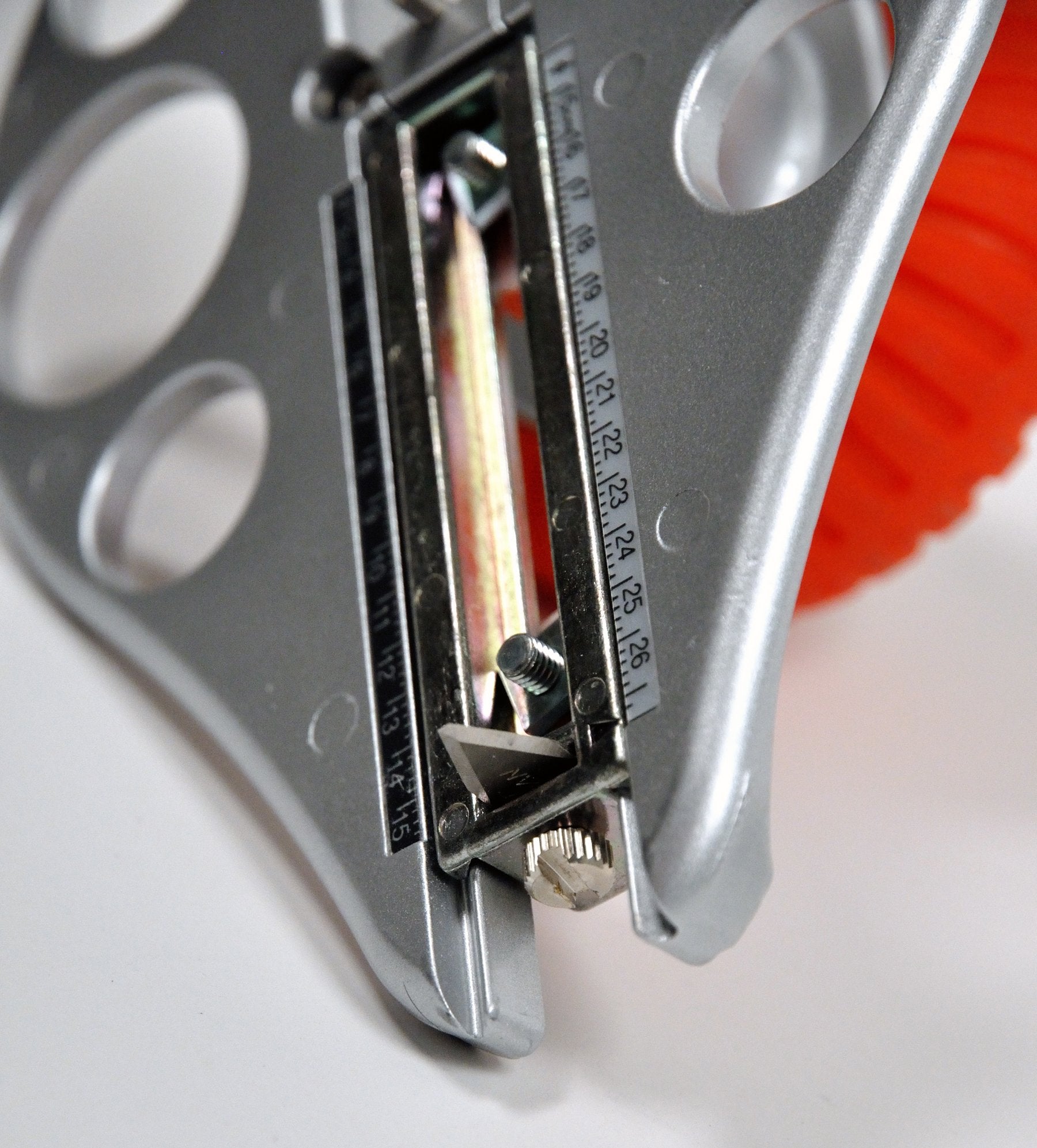 NT Cutter non-slip rubber grip for stable handling during cutting.