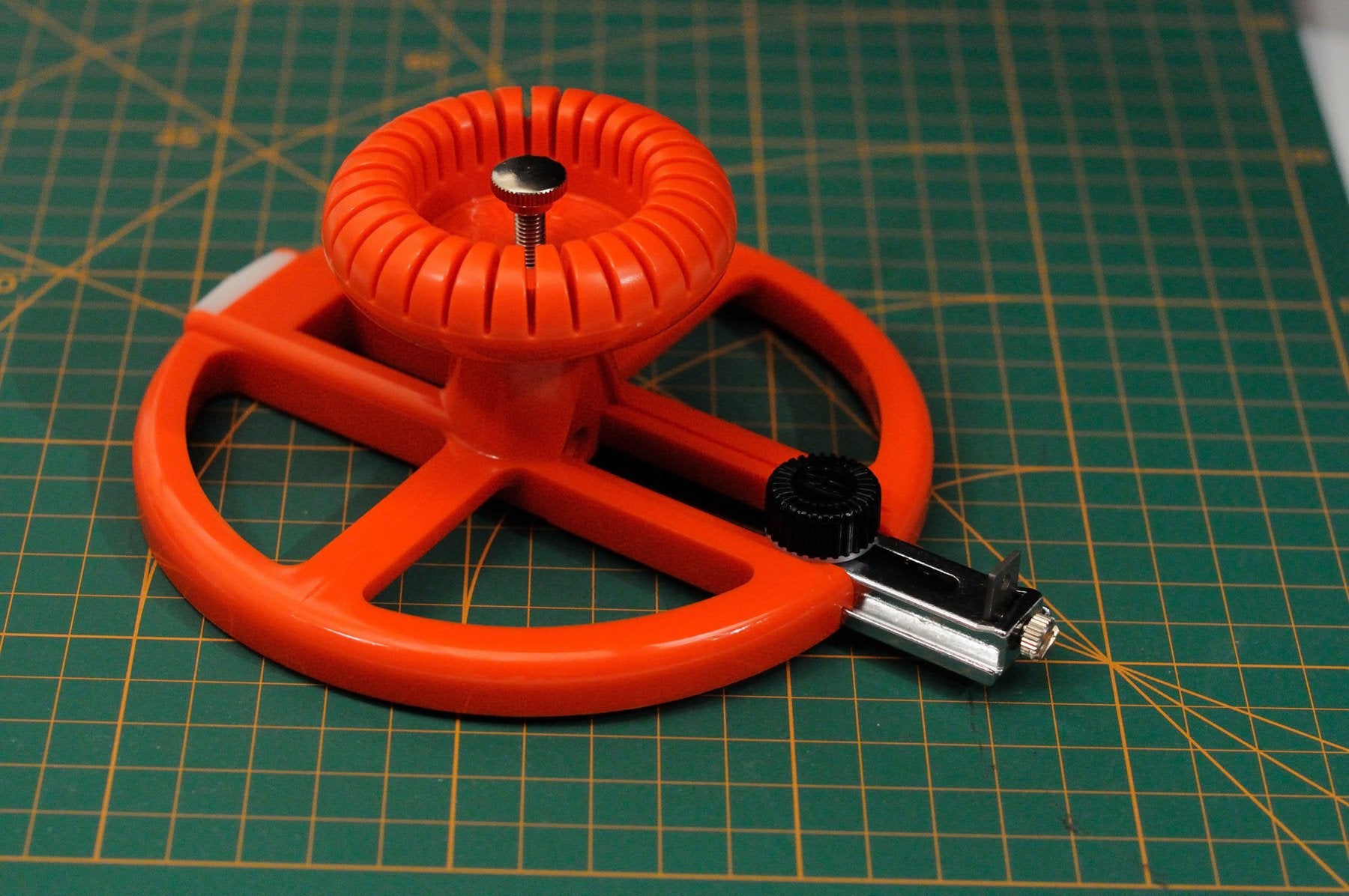 NT Cutter circle cutter adjusted to the 1-3/16 to 6-5/16 inch diameter range.