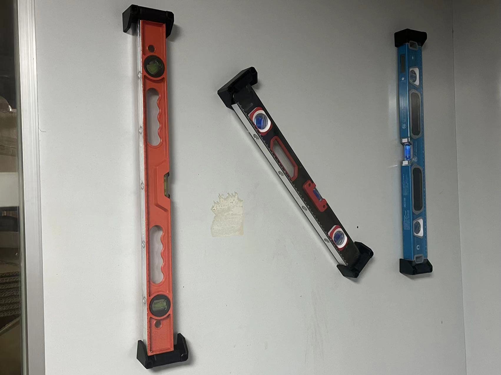 NyVoozy sturdy mixed-plastic construction ensures durable level organization.