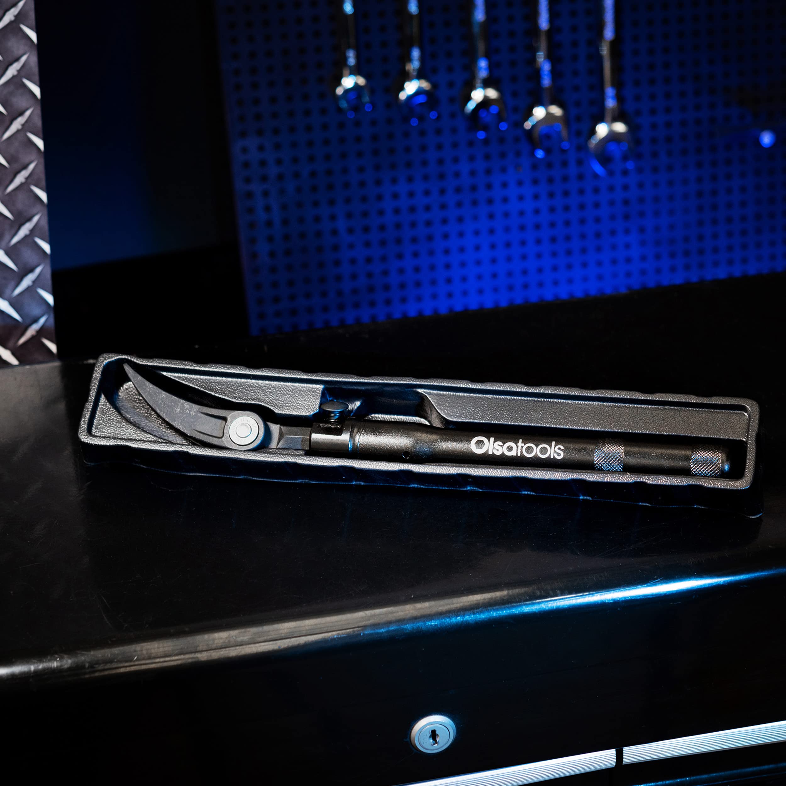 Olsa Tools matte-finish pry bar withstands tough jobs without slippage