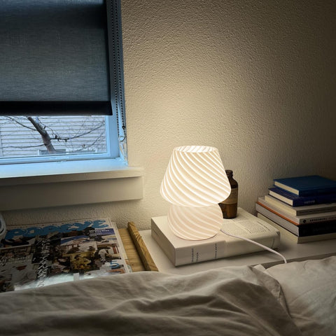 ONEWISH compact nightstand lamp fits small spaces without crowding.