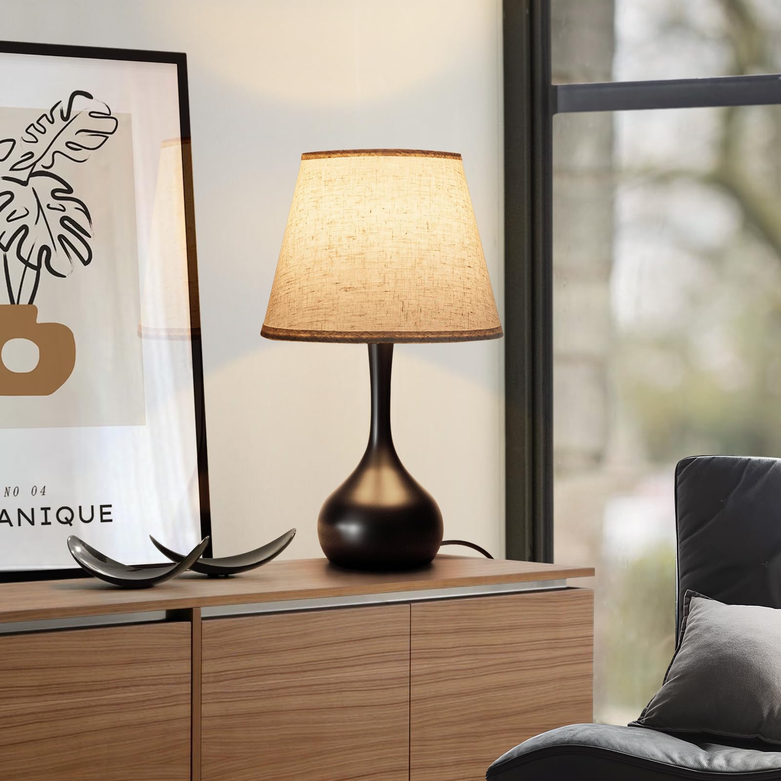 ONEWISH farmhouse table lamp suited for bedroom or living spaces.