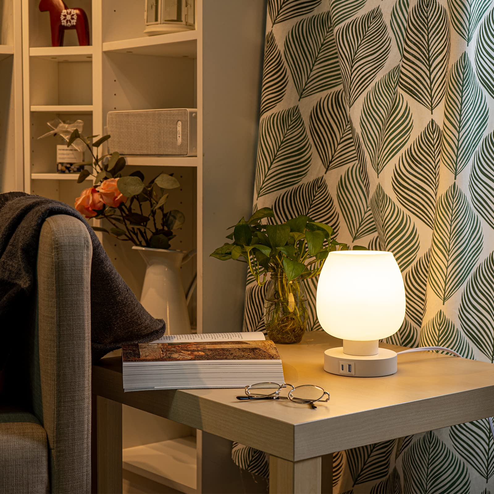 ONEWISH Touch lamp in living-dining area offers versatile mood lighting.