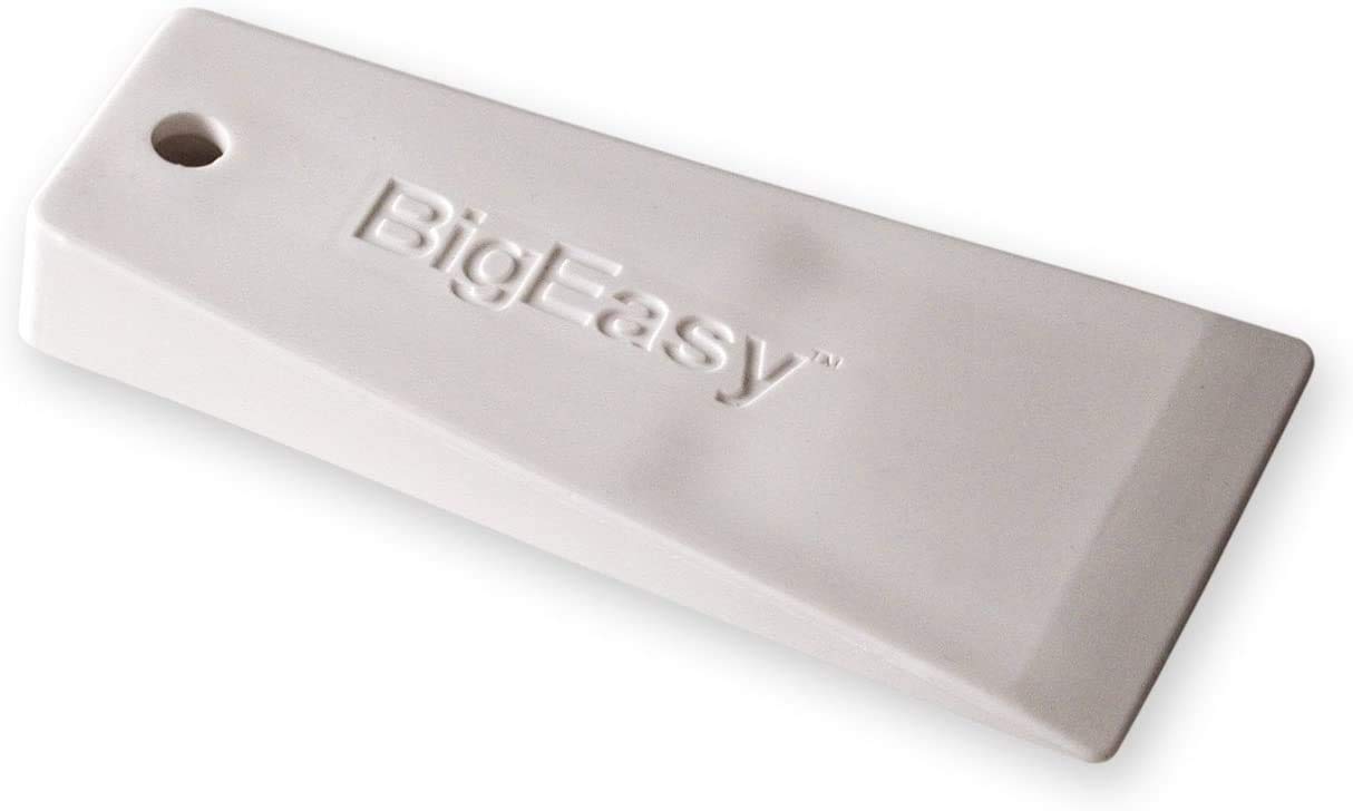 Pizety Easy Wedge and Non-Marring Wedge in action for controlled insertion.
