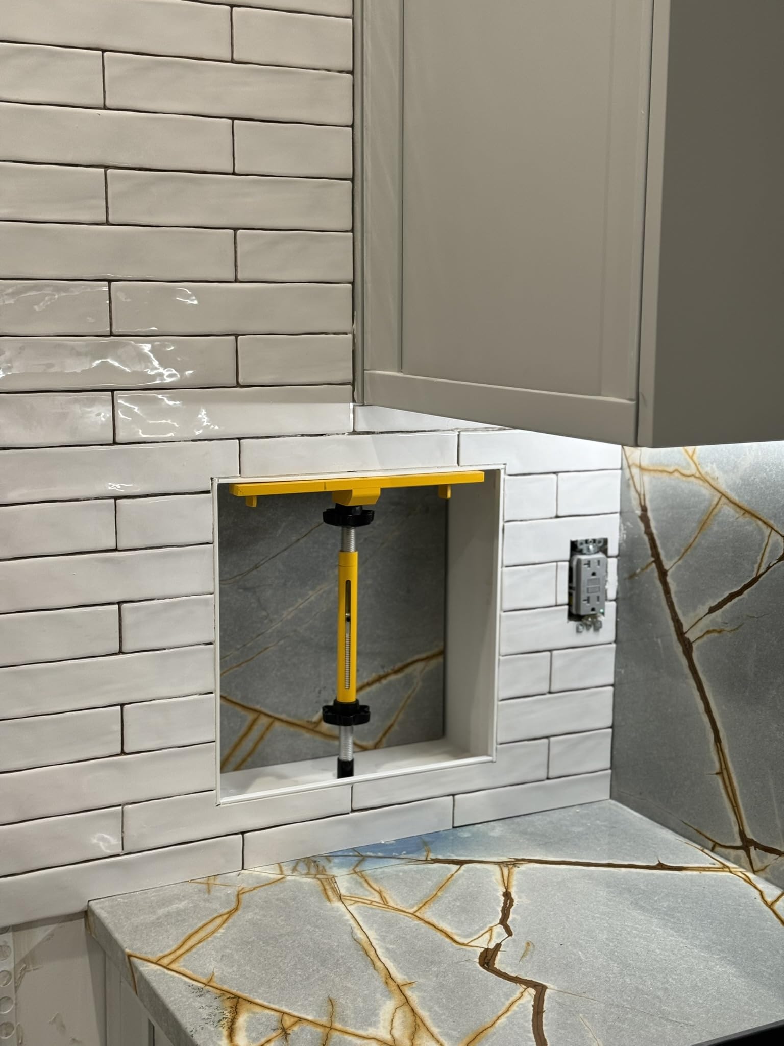 Planum aluminum body showcases durable construction for professional-grade tiling projects.