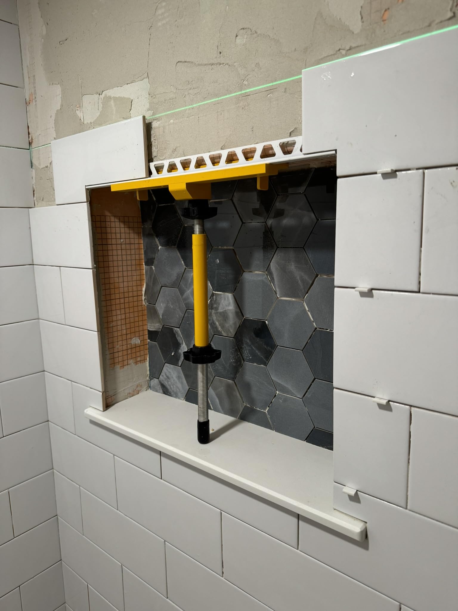 Planum extended legs enable higher, larger niche installations with stability.