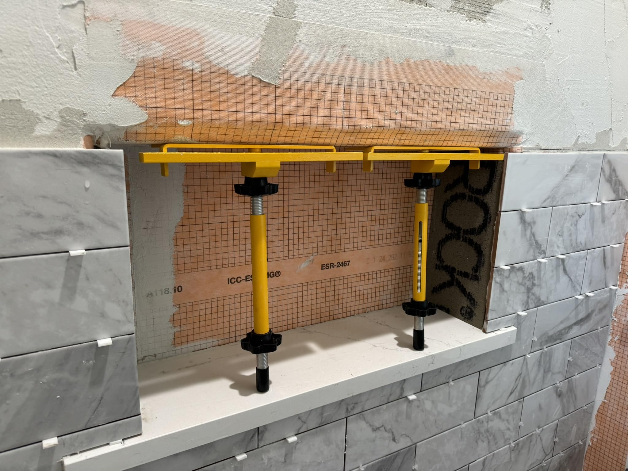 Planum fixture plate adjustment demonstrates versatile tiling in tight spaces.