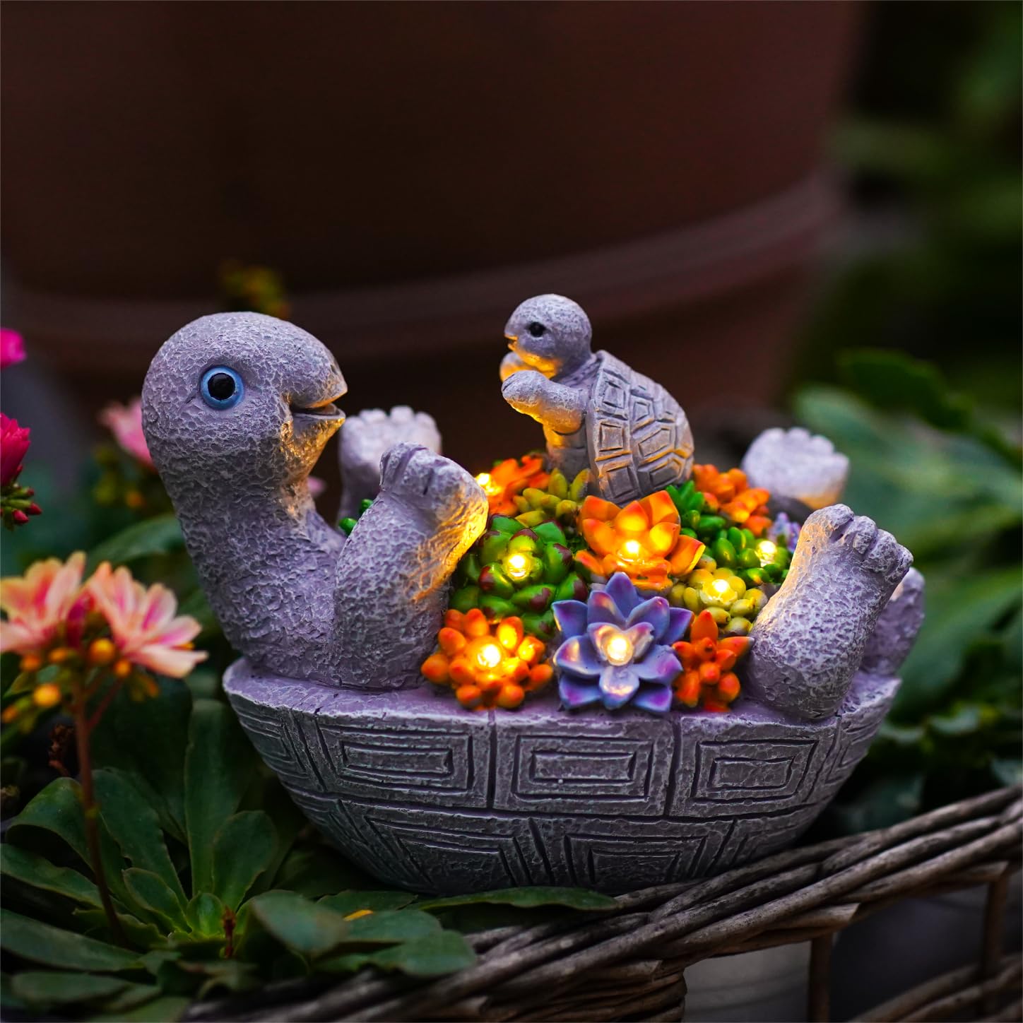 Pohabery mother-baby turtle light highlights family bonding in outdoor spaces.