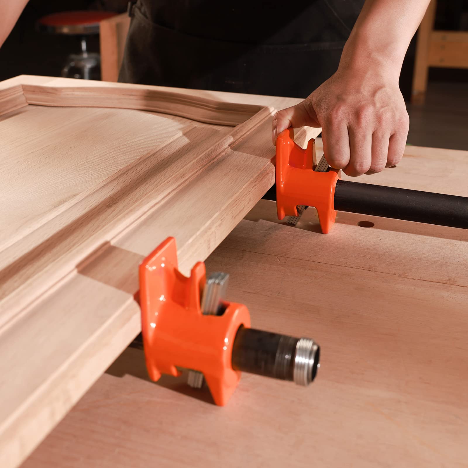 PONY coil spring prevents slipping during glue-ups