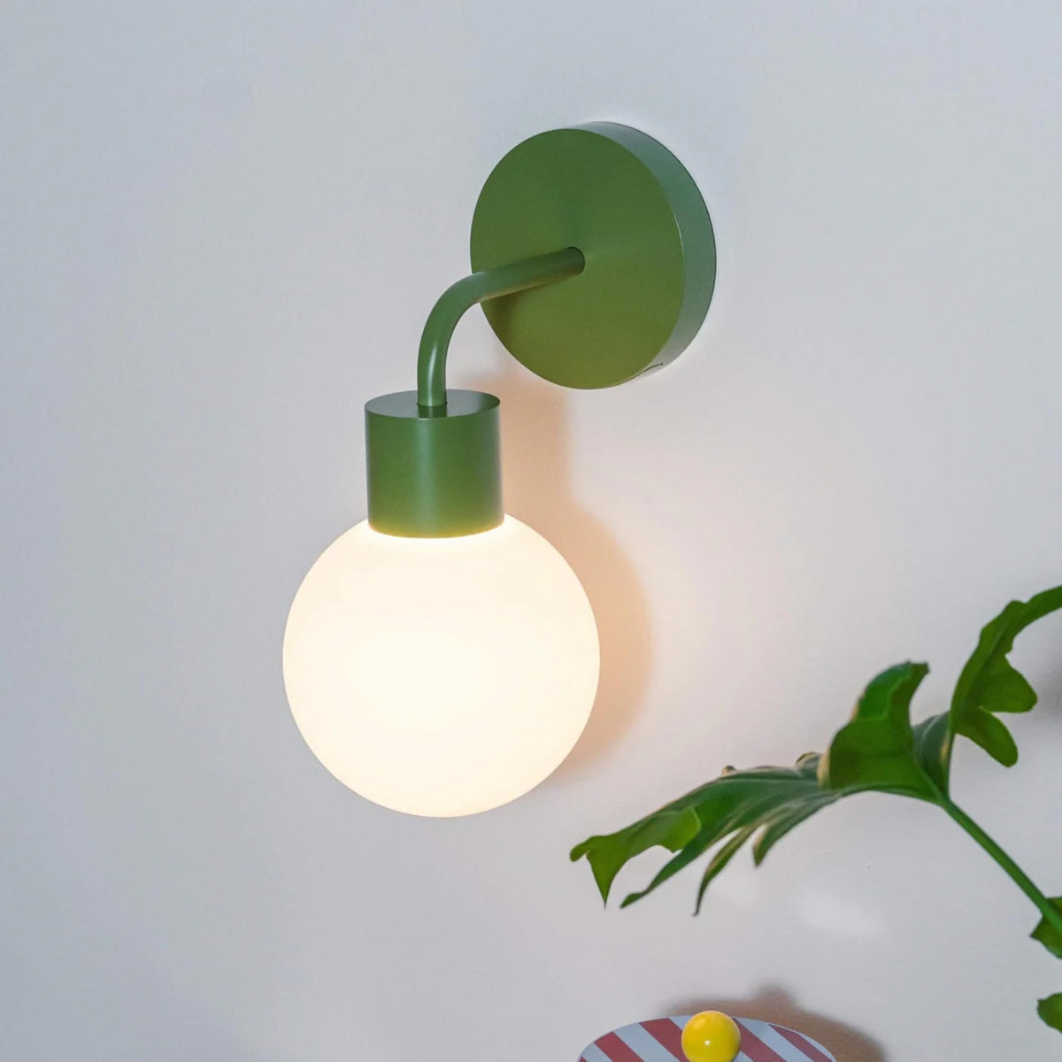Poplight wireless wall sconce with rechargeable power for cable-free ambiance