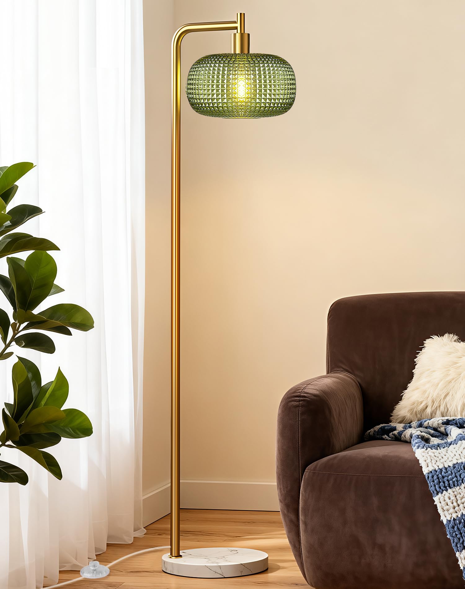 QiMH Gold floor lamp's diamond-pattern shade creates warm, inviting illumination.
