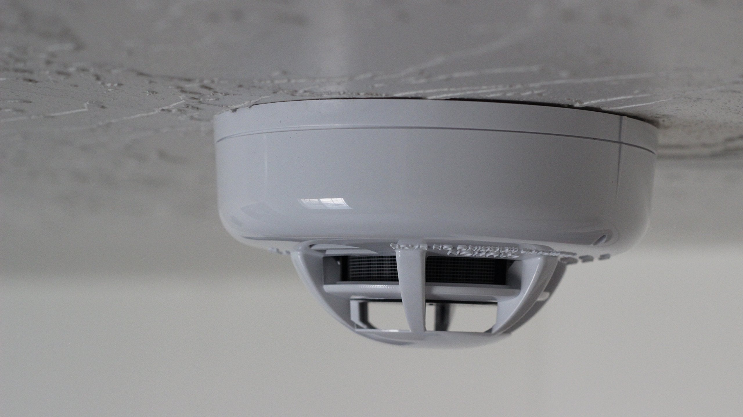 Qolsys QS5110-840 integrated heat sensor highlighted for rapid heat detection.