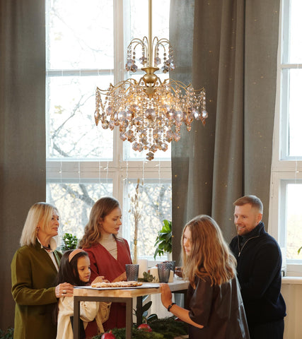 Q&S amber crystal pendant light adds glamour to bedrooms with adjustable height