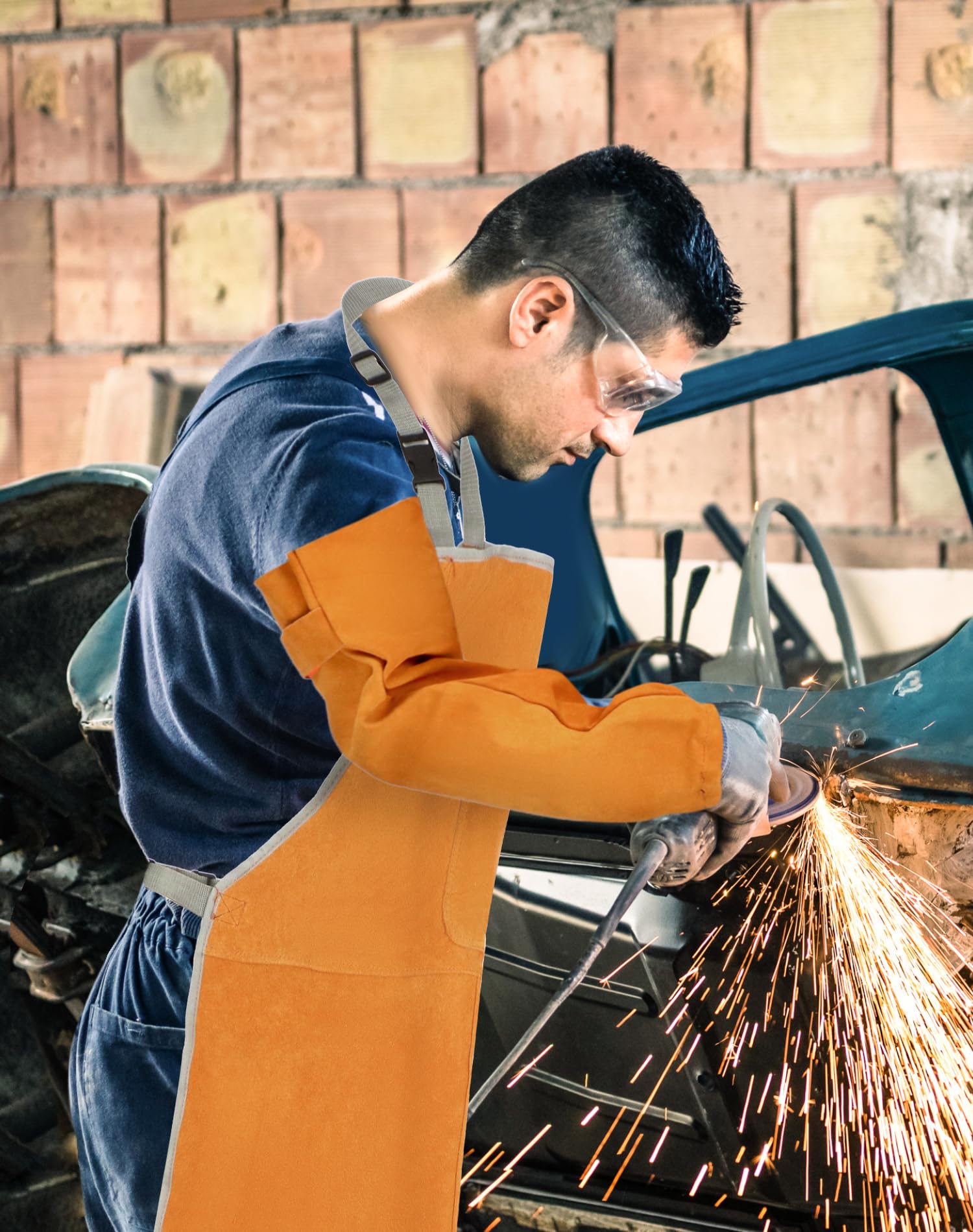 QWORK welding sleeves deliver flame resistance and spatter protection.