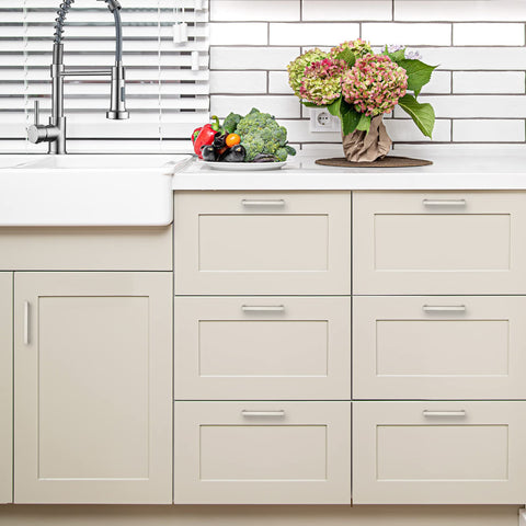 Ravinte ideal for farmhouse, traditional, or contemporary kitchens.