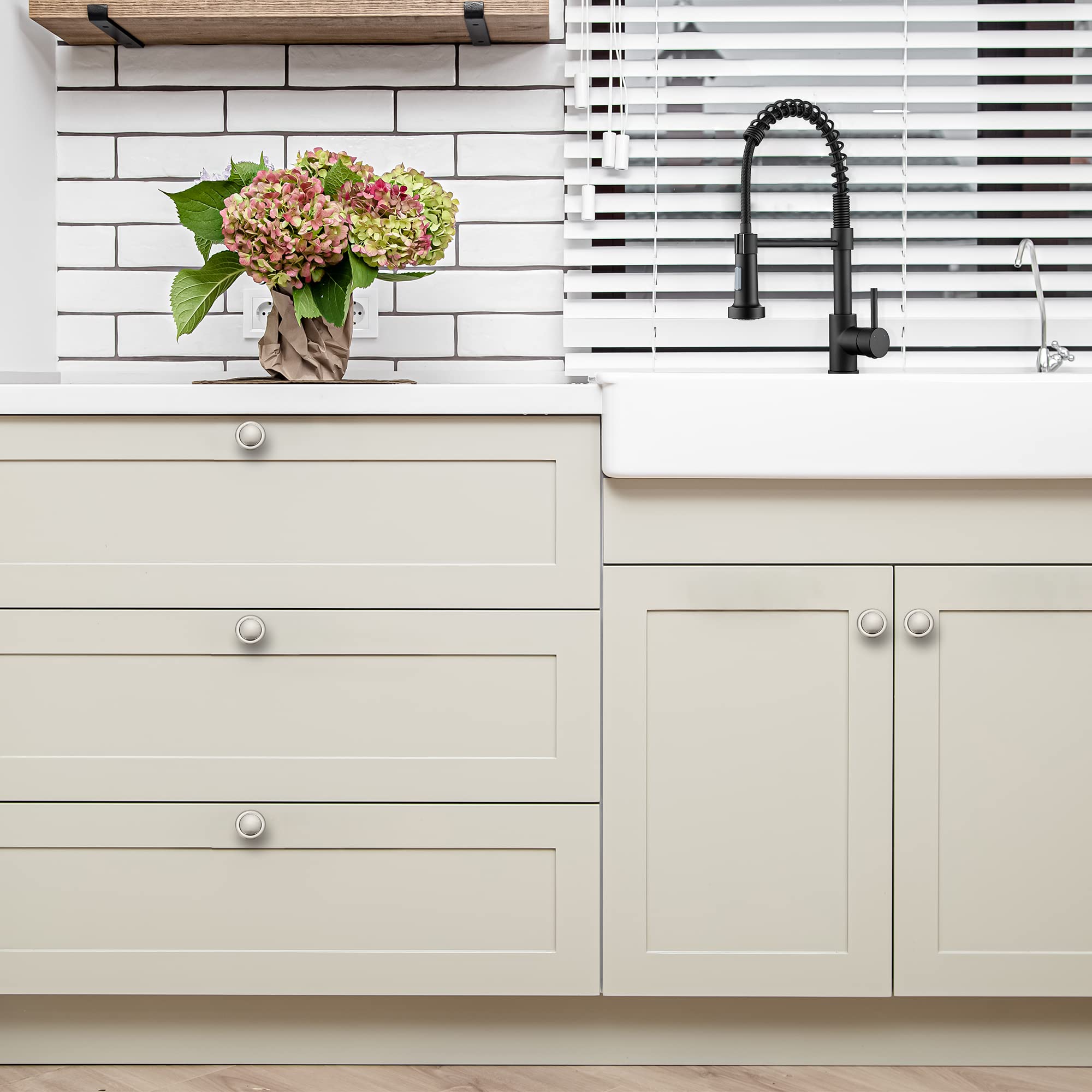 Ravinte traditional style knob enhances rustic and classic interiors.