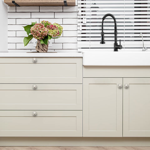 Ravinte traditional style knob enhances rustic and classic interiors.