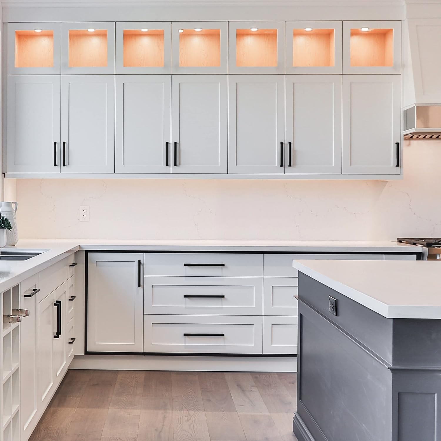Ravinte rust-resistant stainless steel hardware maintains finish with easy cleaning.