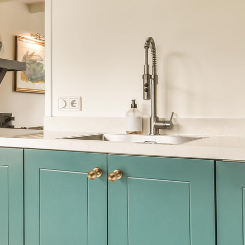 Ravinte Decor champagne bronze round knob kitchen install demonstrates easy snap-to-length screws for fit.