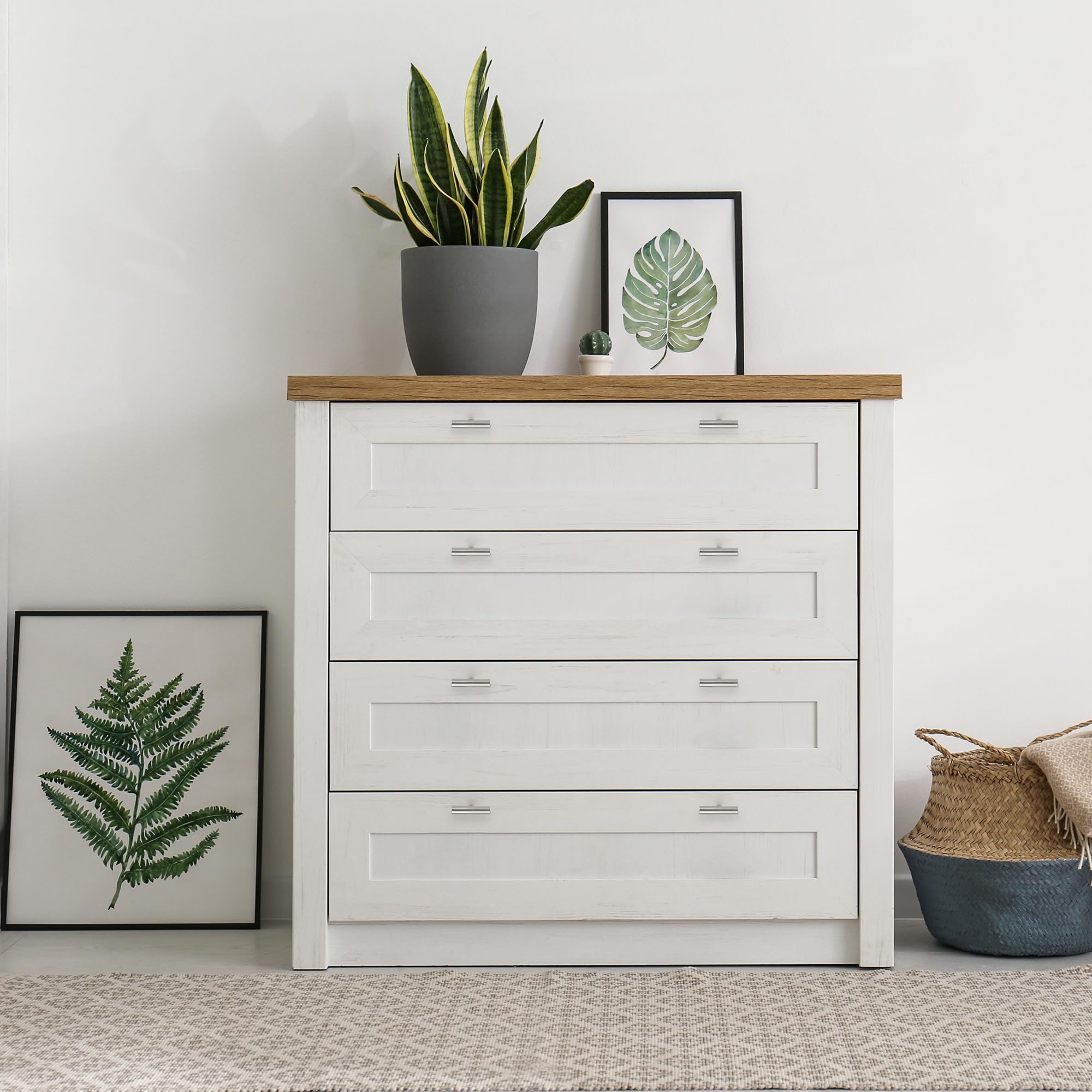 Ravinte Decor kitchen hardware adds a clean, contemporary feel.