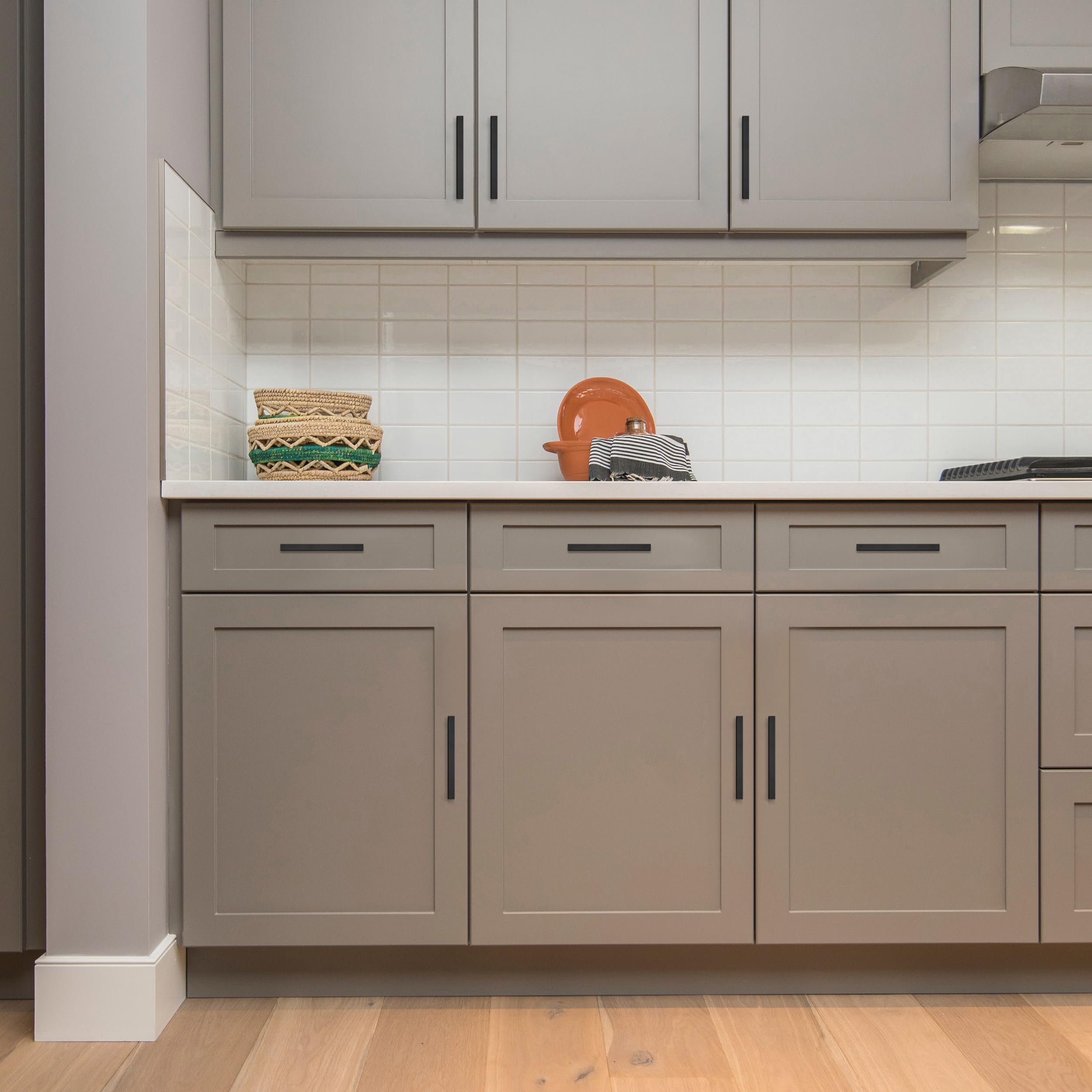Ravinte kitchen cabinet hardware front-facing close-up showcasing clean lines.