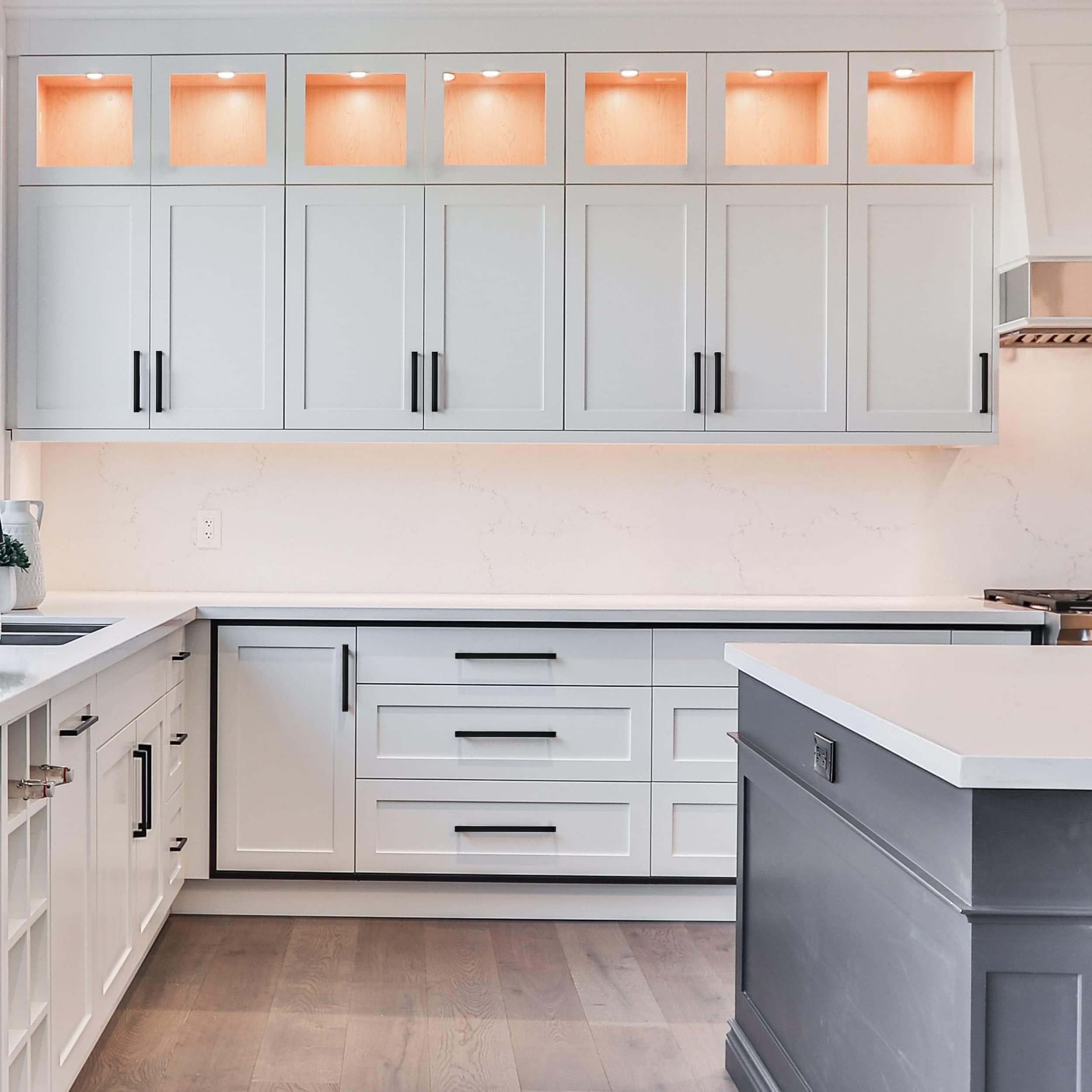 Kitchen cabinet hardware by Ravinte in matte black for cohesive styling.