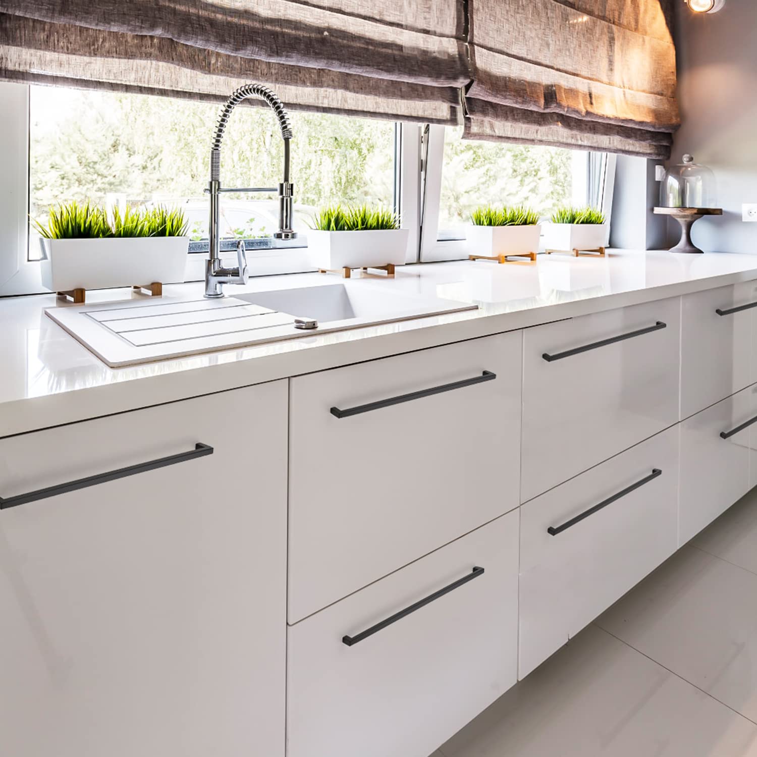 Ravinte cabinet handles on a kitchen drawer in matte black style.