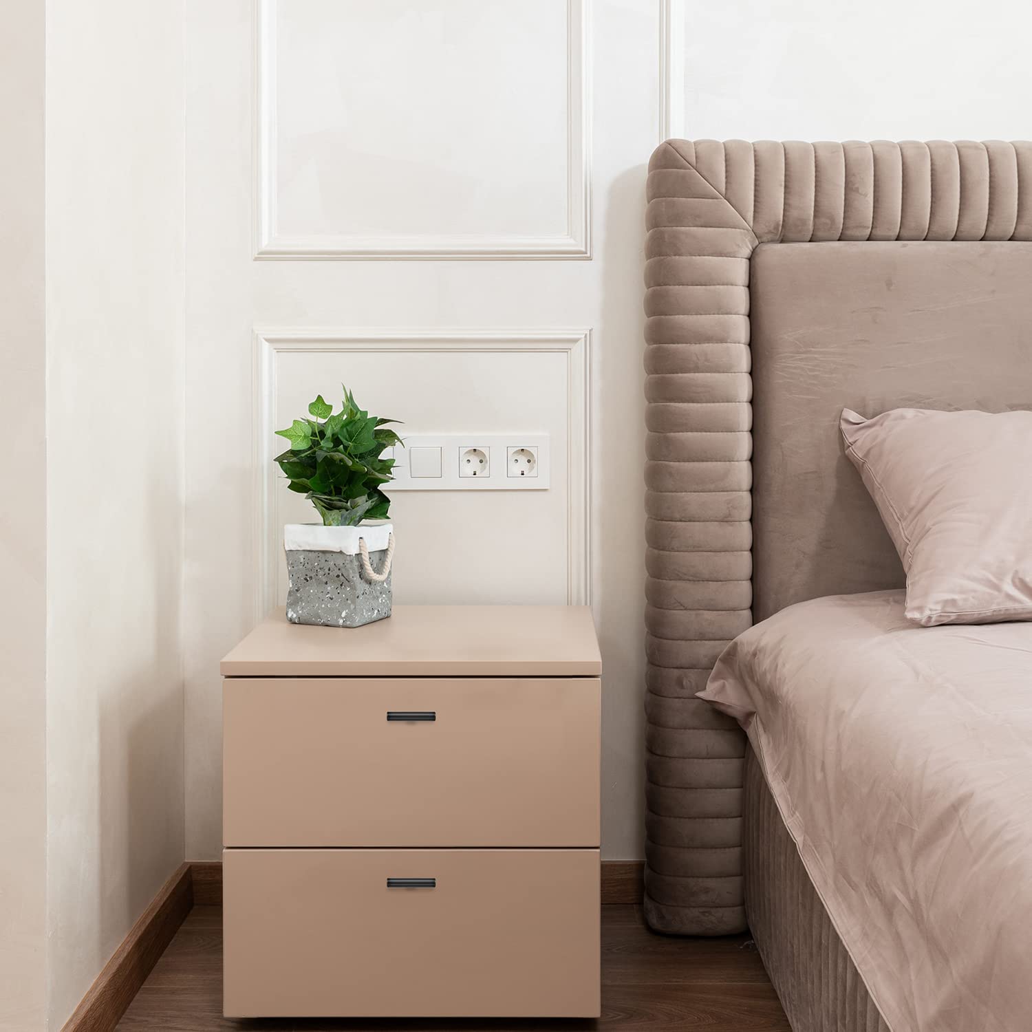 Ravinte hardware includes short and long screws for versatile installation.