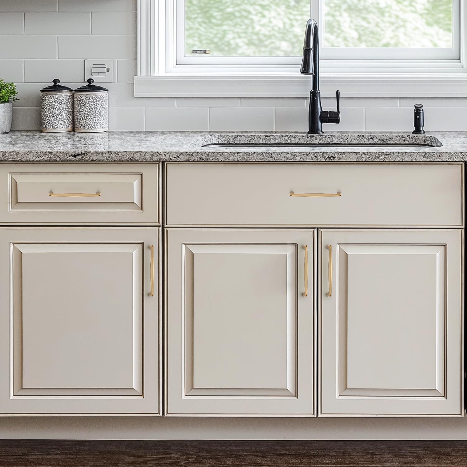Ravinte smooth-edge design reduces snag risk during installation and use.