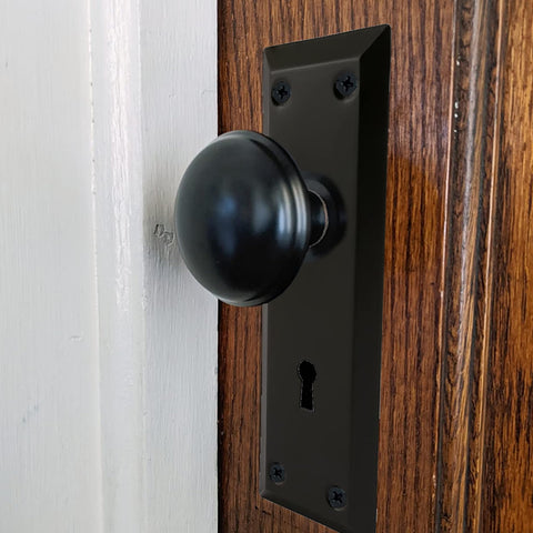 ReigaHood square spindle ensures smooth knob action.